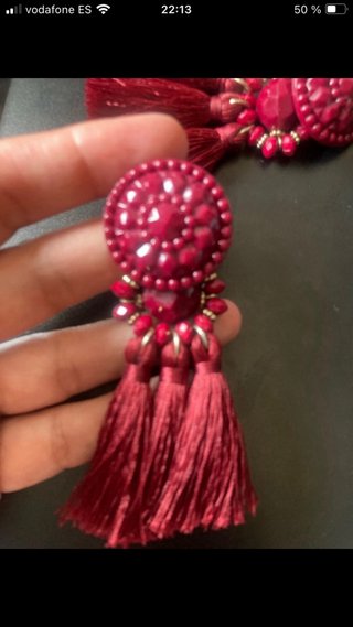 Pendientes largos borgoña con detalles dorados