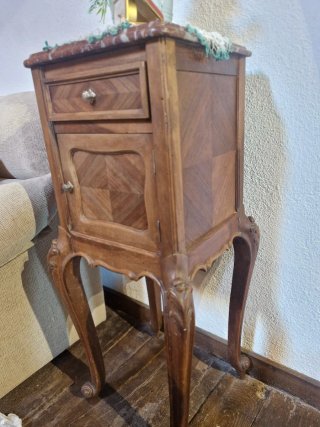 Mesita de noche antigua de madera y mármol