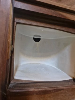 Mesita de noche antigua de madera y mármol
