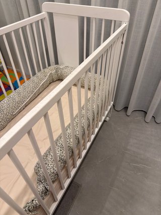Cuna blanca bebé