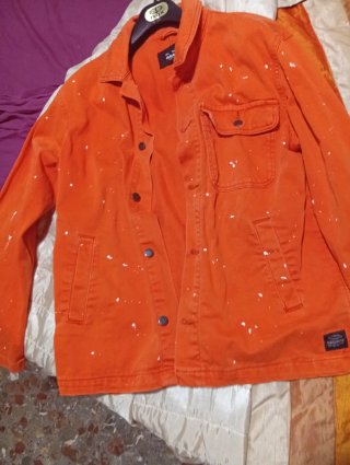 Chaqueta Pull&Bear efecto pintura naranja Talla L