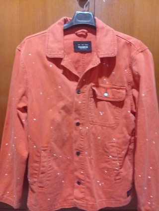 Chaqueta Pull&Bear efecto pintura naranja Talla L