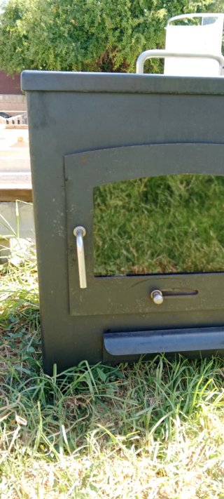 Chimenea metálica negra con ventana