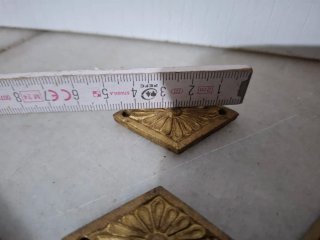 Vecchi fregi in ottone decorativi