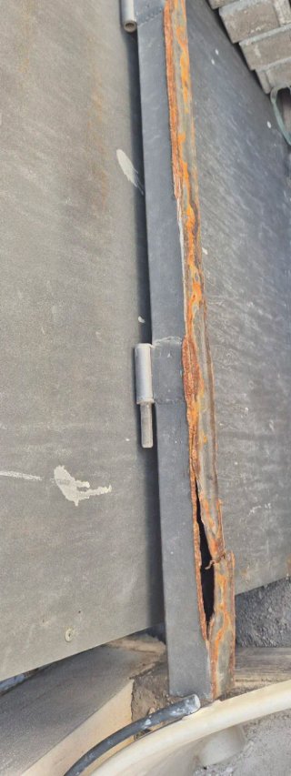 Portón doble de hierro gris