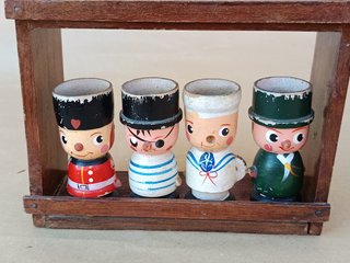 Antiguo especiero de madera con figuras