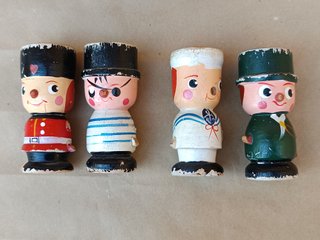 Antiguo especiero de madera con figuras