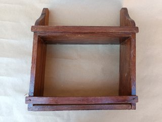 Antiguo especiero de madera con figuras