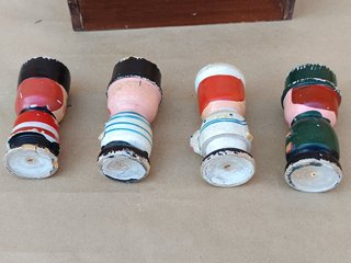 Antiguo especiero de madera con figuras