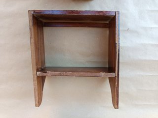 Antiguo especiero de madera con figuras