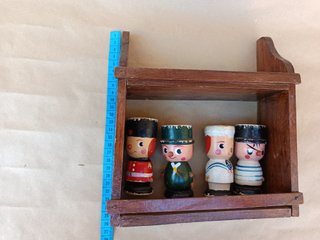Antiguo especiero de madera con figuras