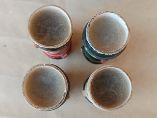Antiguo especiero de madera con figuras