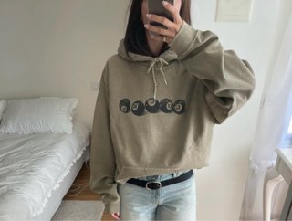 Sudadera Urban Outfitters con bolas de billar