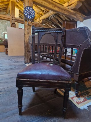 Silla antigua de madera y cuero
