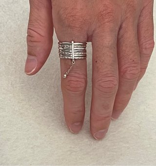 Anillo de plata con cadena y bolita
