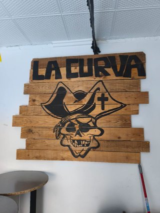 Cartel de madera La Curva pirata