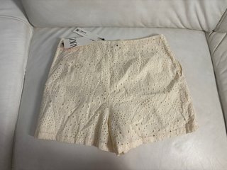 Zara Pantalones Cortos Crema Talla L.