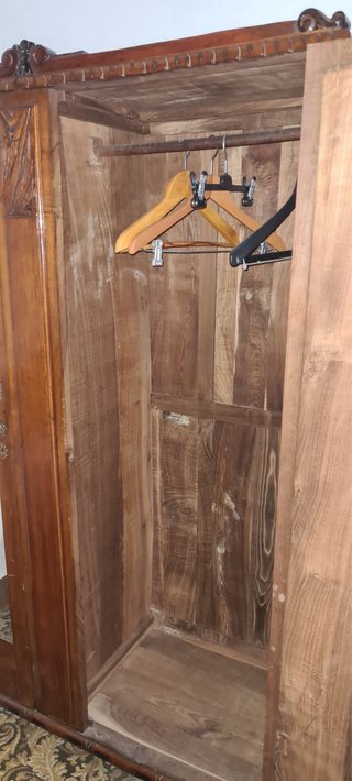 Armario antiguo castaño con puertas de espejos