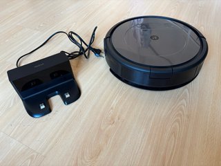 Roomba casi perfecto + base de carga + accesorios