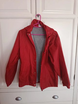 Chubasquero rojo con forro gris