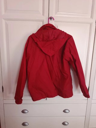 Chubasquero rojo con forro gris