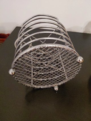 Cubertero de metal plateado