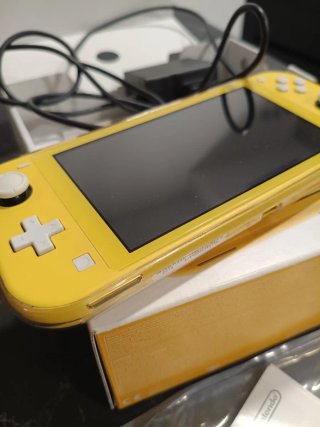 Nintendo Switch Lite Amarilla con 23 juegos