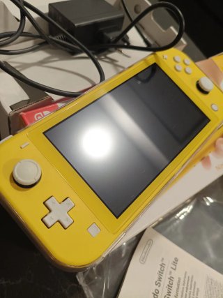 Nintendo Switch Lite Amarilla con 23 juegos
