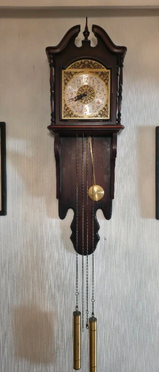Reloj de pared antiguo de madera