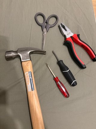 Herramientas varias: martillo, alicates, tijeras