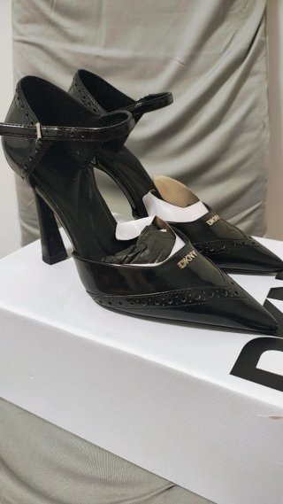 Zapatos de tacón DKNY negros con detalles plateado