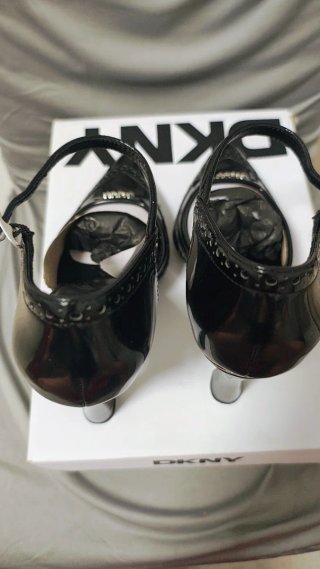 Zapatos de tacón DKNY negros con detalles plateado