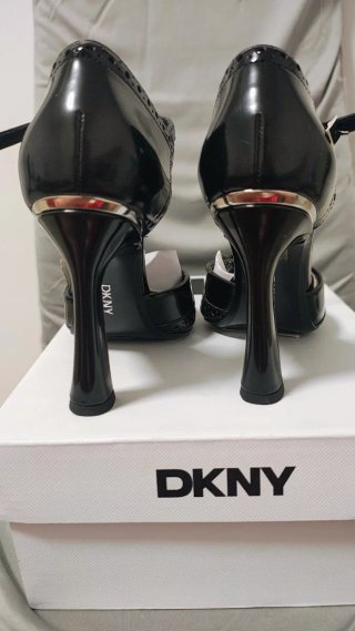 Zapatos de tacón DKNY negros con detalles plateado
