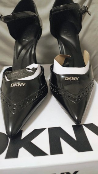 Zapatos de tacón DKNY negros con detalles plateado