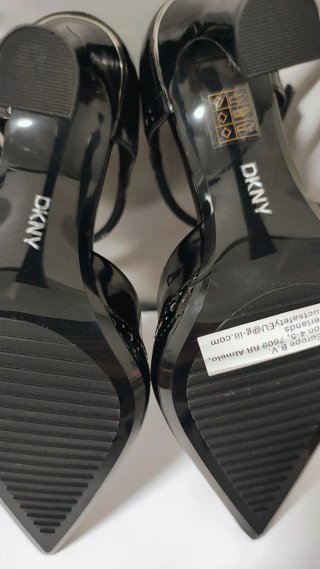 Zapatos de tacón DKNY negros con detalles plateado