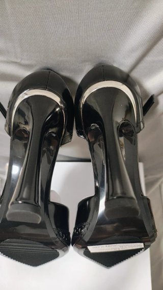 Zapatos de tacón DKNY negros con detalles plateado