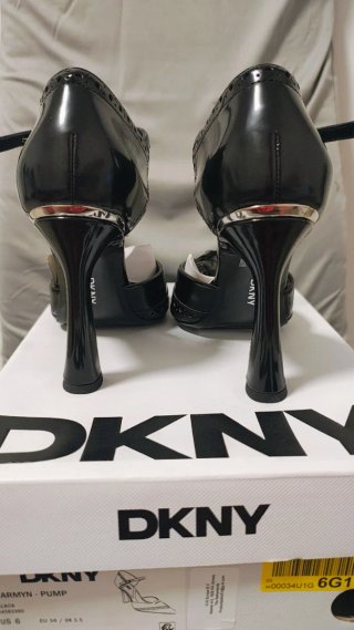 Zapatos de tacón DKNY negros con detalles plateado