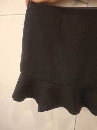 Falda negra con volantes
