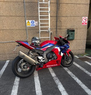 Honda CBR 1000 RR-R Sportbike Roja/Azul