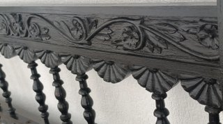Banco antiguo madera tallada negro