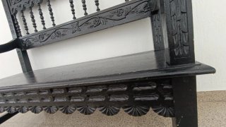 Banco antiguo madera tallada negro
