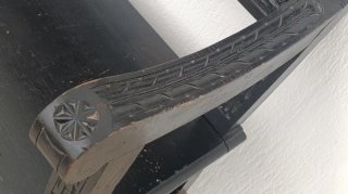 Banco antiguo madera tallada negro