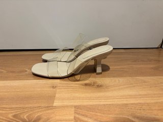 Tacones transparentes beige