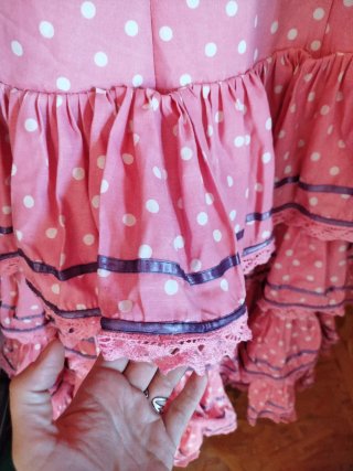 Traje de flamenca rosa con lunares blancos