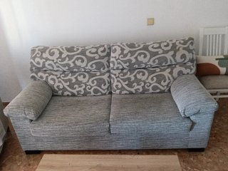 Sofá de tela gris y blanco