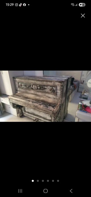 Piano regalo antiguo desmontado.