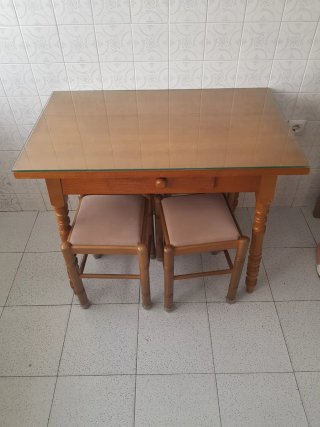 Mesa de cocina con 2 taburetes