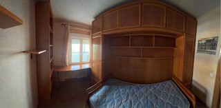 Habitación madera: cama, escritorio y armario