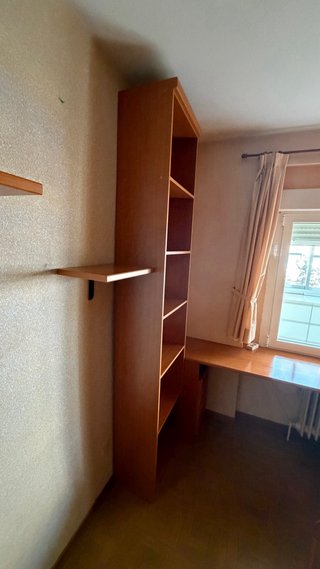 Habitación madera: cama, escritorio y armario