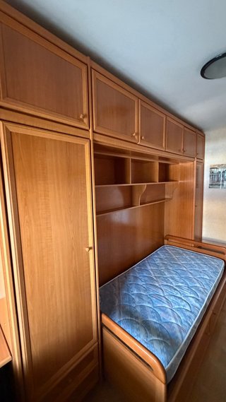 Habitación madera: cama, escritorio y armario